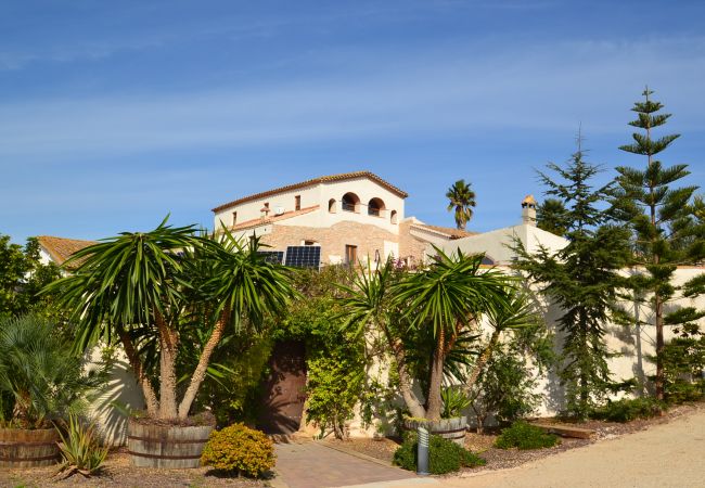 Casa rural em La Bisbal del Penedés - Masia sostenible del S. XVII rodeada de viñas del Penedès, con piscina privada