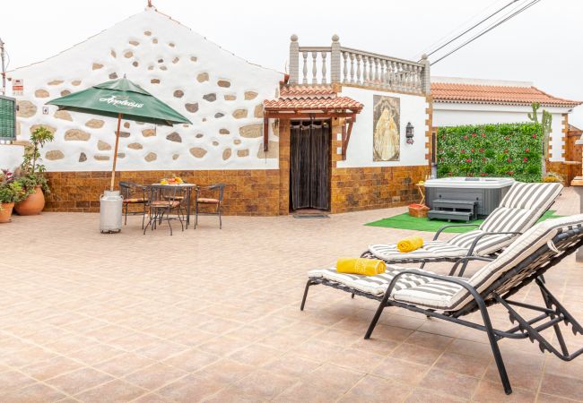 Casa em Moya - Mari House With Jacuzzi and BBQ by CanariasGetaway