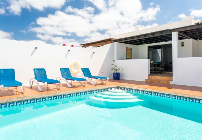 Villa em Playa Blanca - Villa Aqua Playa Blanca, odern with Private Pool & Rooftop