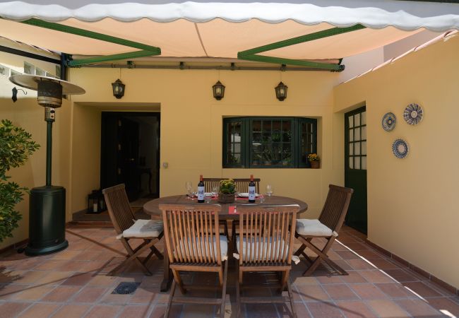 Casa em Santa Brígida - House with cozy garden BBQ and free parking 