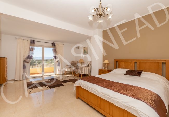 Villa em Carvoeiro -  Casa Sinead | limpeza profissional | casa de 3 quartos | piscina | jardim grande