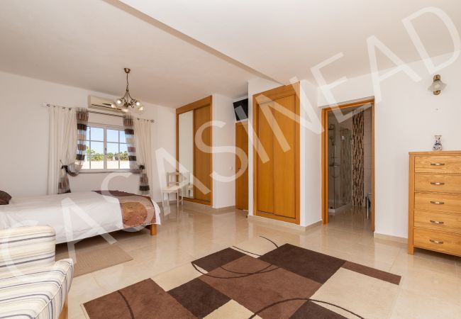 Villa em Carvoeiro -  Casa Sinead | limpeza profissional | casa de 3 quartos | piscina | jardim grande