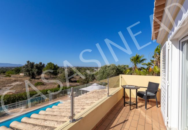 Villa em Carvoeiro -  Casa Sinead | limpeza profissional | casa de 3 quartos | piscina | jardim grande