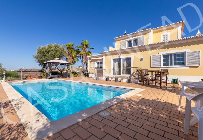 Villa em Carvoeiro -  Casa Sinead | limpeza profissional | casa de 3 quartos | piscina | jardim grande