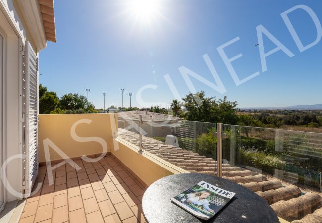 Villa em Carvoeiro -  Casa Sinead | limpeza profissional | casa de 3 quartos | piscina | jardim grande