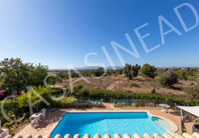 Villa em Carvoeiro -  Casa Sinead | limpeza profissional | casa de 3 quartos | piscina | jardim grande