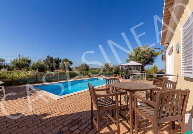 Villa em Carvoeiro -  Casa Sinead | limpeza profissional | casa de 3 quartos | piscina | jardim grande