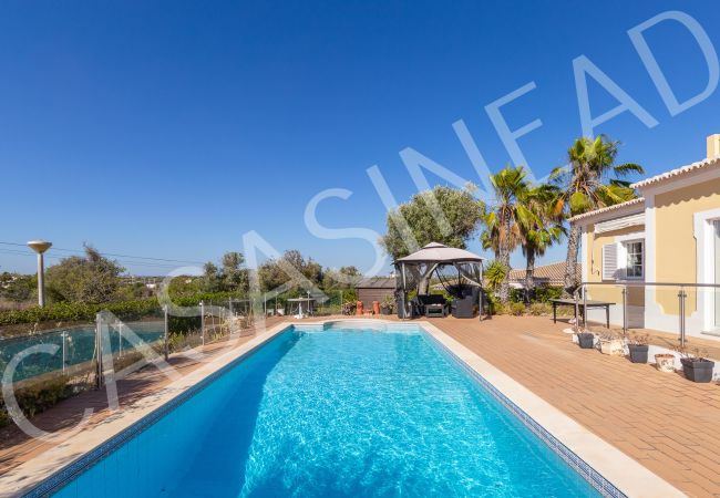 Villa em Carvoeiro -  Casa Sinead | limpeza profissional | casa de 3 quartos | piscina | jardim grande