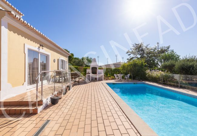 Villa em Carvoeiro -  Casa Sinead | limpeza profissional | casa de 3 quartos | piscina | jardim grande