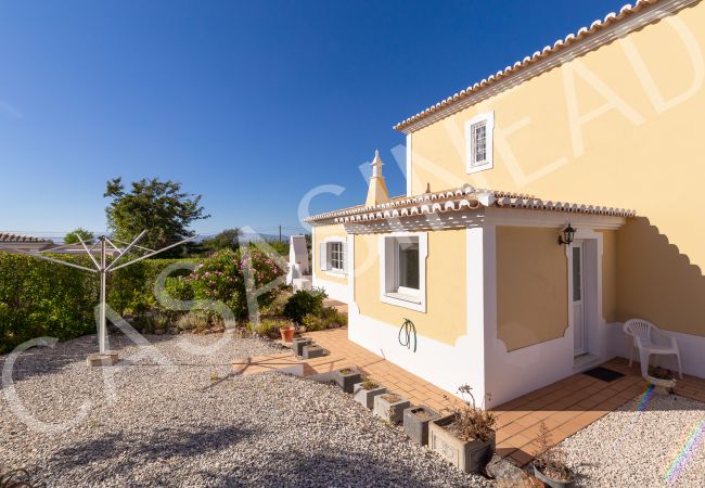 Villa em Carvoeiro -  Casa Sinead | limpeza profissional | casa de 3 quartos | piscina | jardim grande