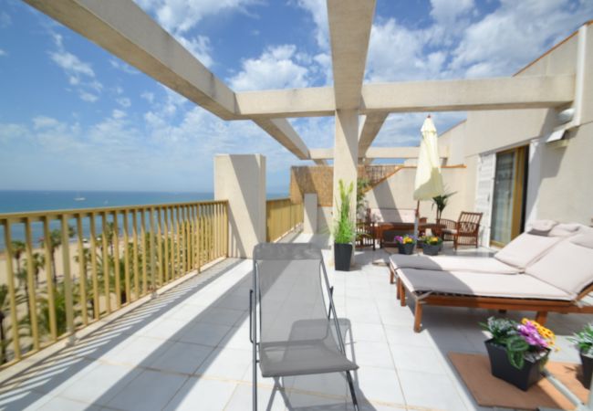 Апартаменты на Salou - Atico Miramar:Terraza 130m2 con vistas mar y puerto Salou-Aire Wifi garaje y ropa incluidos