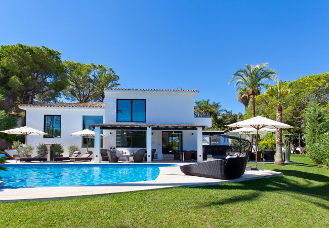  на Marbella - La Corsa Marbella - Luxury 5 bed/bath villa with private pool, jacuzzi
