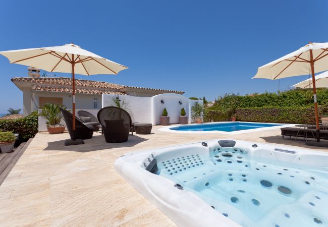 Вилла на Марбелья / Marbella - El Rosario Marbella - Luxury 6 bed/bath villa, private pool, jacuzzi