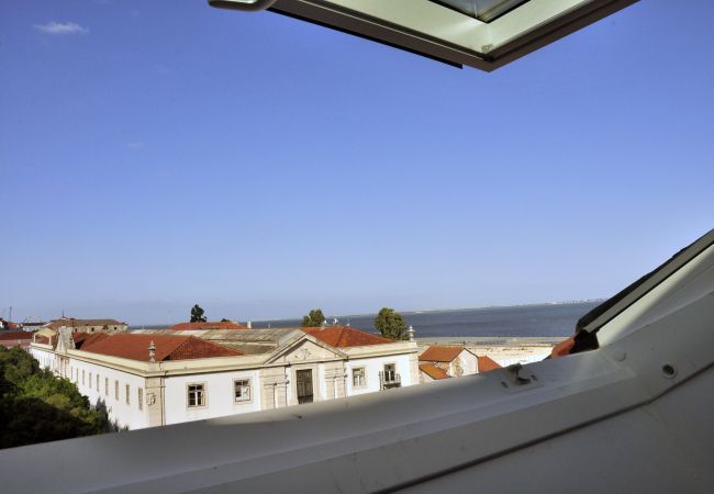Апартаменты на Lisboa - Apartamento confortável com vista rio e ar-condicionado, totalmente equipado, muito perto do centro de Lisboa no tradicional bairro de Alfama.