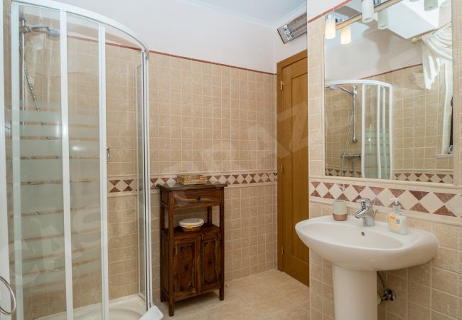 Вилла на Carvoeiro - Casa Prazeres | professionally cleaned | 4-bedroom villa | swimming pool | close to Carvoeiro and amenities