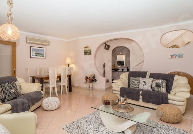 Вилла на Carvoeiro - Casa Prazeres | professionally cleaned | 4-bedroom villa | swimming pool | close to Carvoeiro and amenities