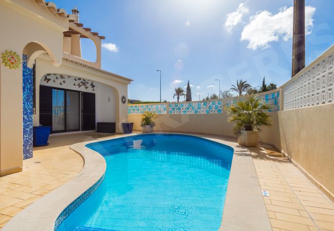  на Carvoeiro - Casa Prazeres | professionally cleaned | 4-bedroom villa | swimming pool | close to Carvoeiro and amenities