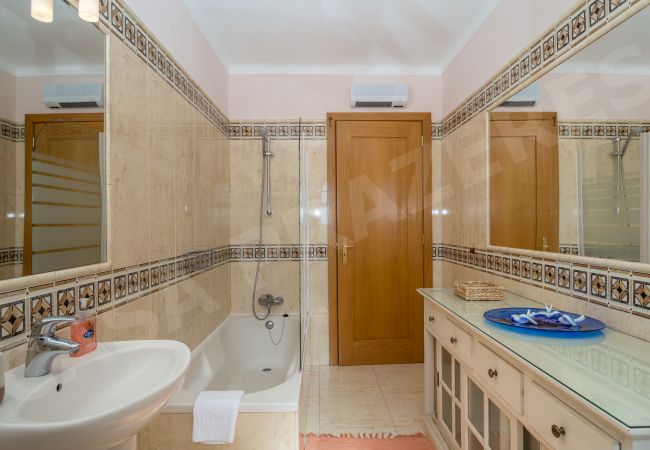 Вилла на Carvoeiro - Casa Prazeres | professionally cleaned | 4-bedroom villa | swimming pool | close to Carvoeiro and amenities