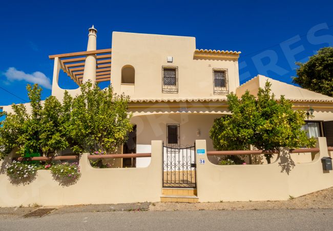 Вилла на Carvoeiro - Casa Prazeres | professionally cleaned | 4-bedroom villa | swimming pool | close to Carvoeiro and amenities