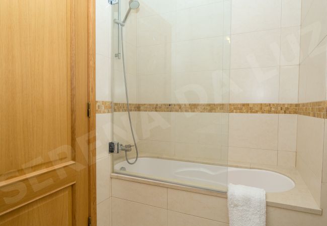 Вилла на Luz - Villa Serena da Luz |  professionally cleaned | 4-bedroom villa | children's swings and slide | heated* pool 