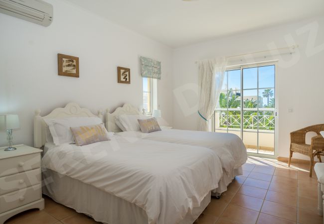 Вилла на Luz - Villa Serena da Luz |  professionally cleaned | 4-bedroom villa | children's swings and slide | heated* pool 