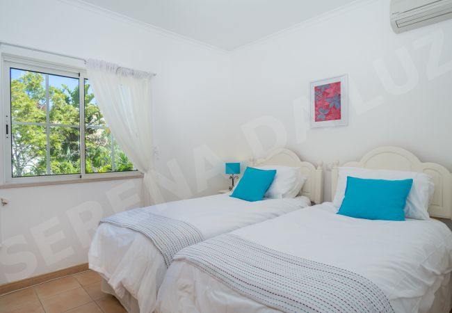 Вилла на Luz - Villa Serena da Luz |  professionally cleaned | 4-bedroom villa | children's swings and slide | heated* pool 