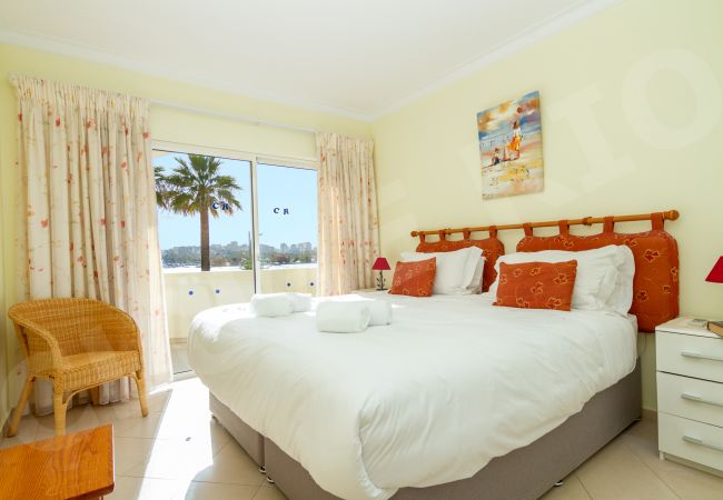 Апартаменты на Ferragudo - Clube Rio | professionally cleaned | 1-bedroom apartment | amazing views across to Portimão