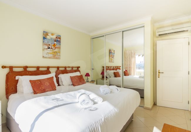 Апартаменты на Ferragudo - Clube Rio | professionally cleaned | 1-bedroom apartment | amazing views across to Portimão