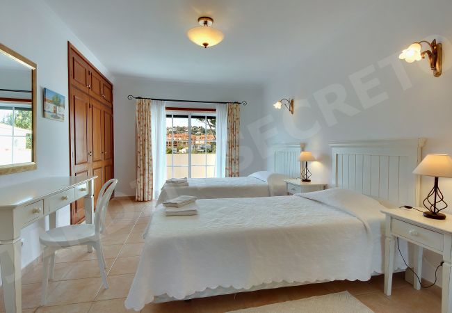 Вилла на Luz - Jardim Secreto | professionally cleaned | 4-bedroom detached villa | very close to the beach