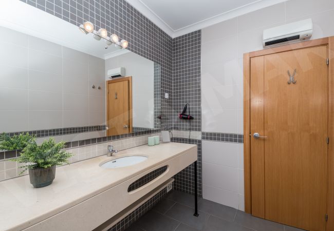 Апартаменты на Lagos - Apartment Vista Mar | professionally cleaned | 3-bedroom apartment | extremely large roof terrace with barbecue | close to Lagos town centre