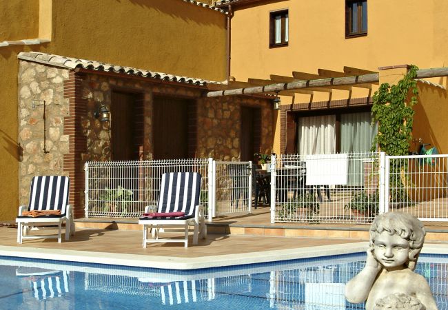 Коттедж на Avinyonet del Penedes - Casa Rural con piscina privada en el centro pueblo y cerca montañas y viñas.