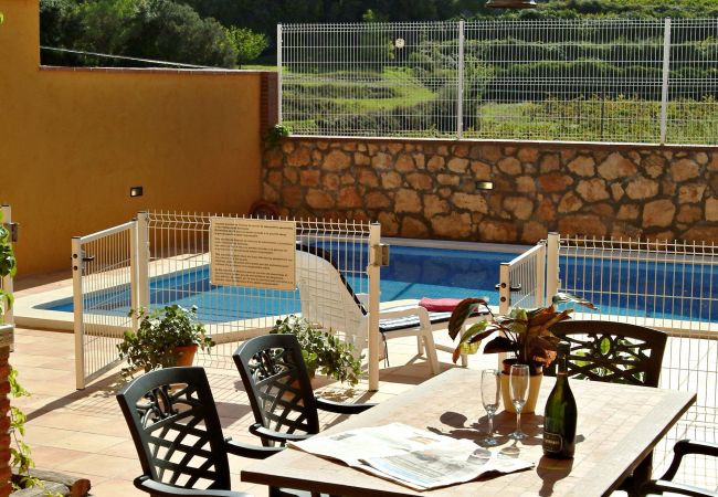Коттедж на Avinyonet del Penedes - Casa Rural con piscina privada en el centro pueblo y cerca montañas y viñas.