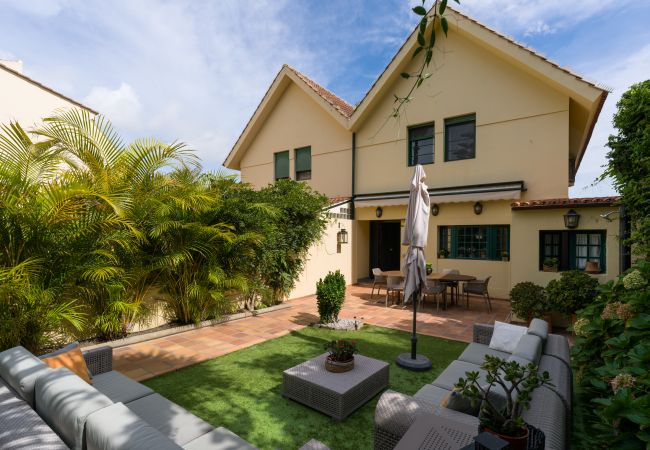 Дом на Santa Brígida - House with cozy garden BBQ 