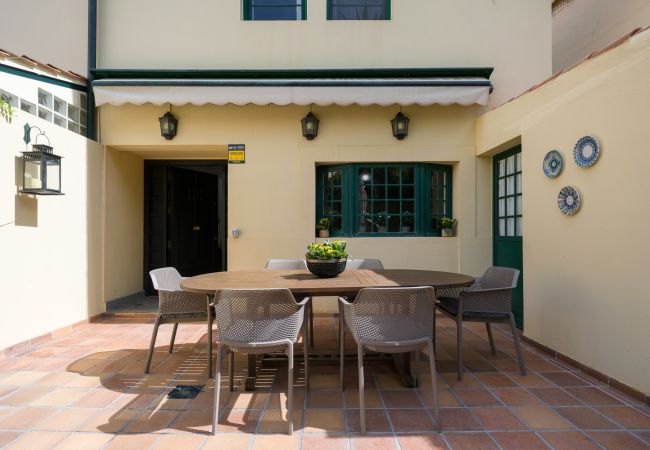 Дом на Santa Brígida - House with cozy garden BBQ 