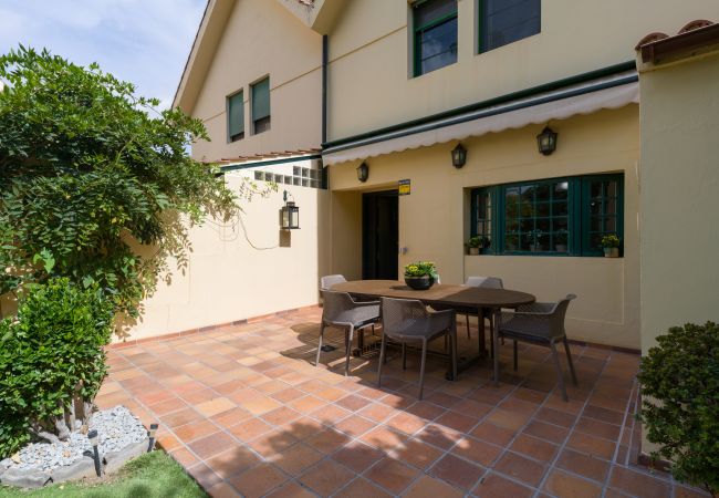 Дом на Santa Brígida - House with cozy garden BBQ 