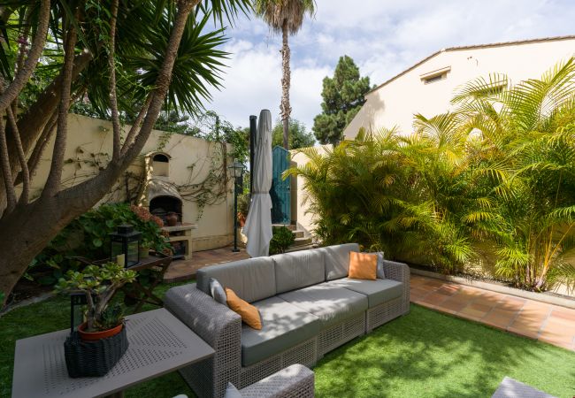 Дом на Santa Brígida - House with cozy garden BBQ 