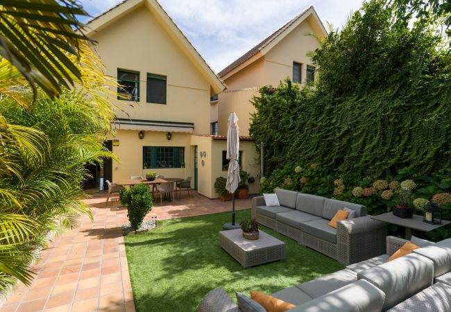 Дом на Santa Brígida - House with cozy garden BBQ 