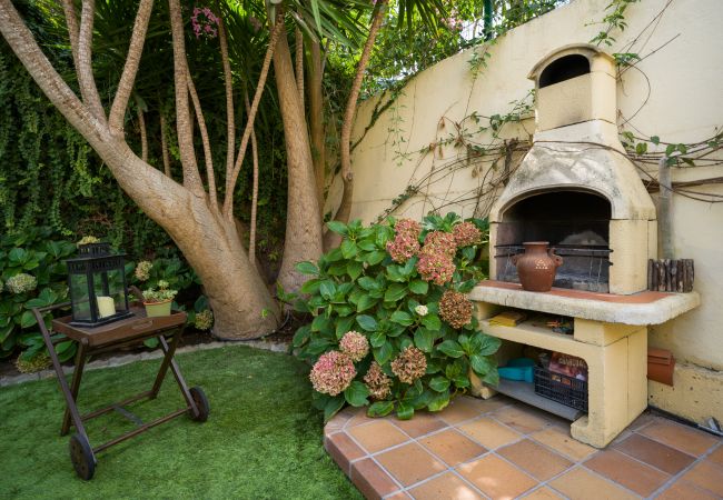 Дом на Santa Brígida - House with cozy garden BBQ 