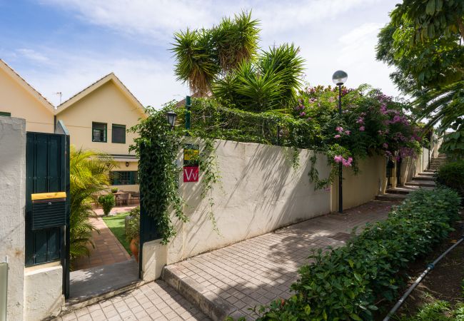 Дом на Santa Brígida - House with cozy garden BBQ 