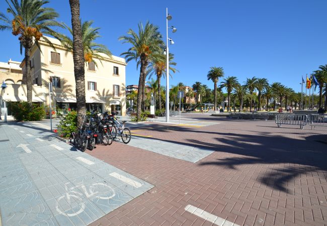 Appartement à Cambrils - Pins i Mar:Terrasse-Devant plage Cambrils-Wifi,clim,satellite,linge inclus