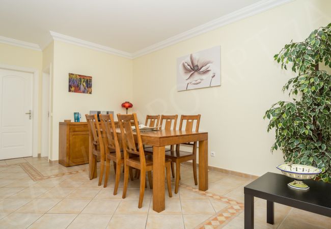 Appartement à Carvoeiro - Carvoeiro Apartment 7A | professionally cleaned | 2-bedroom apartment | gated complex | communal pool | close to Carvoeiro