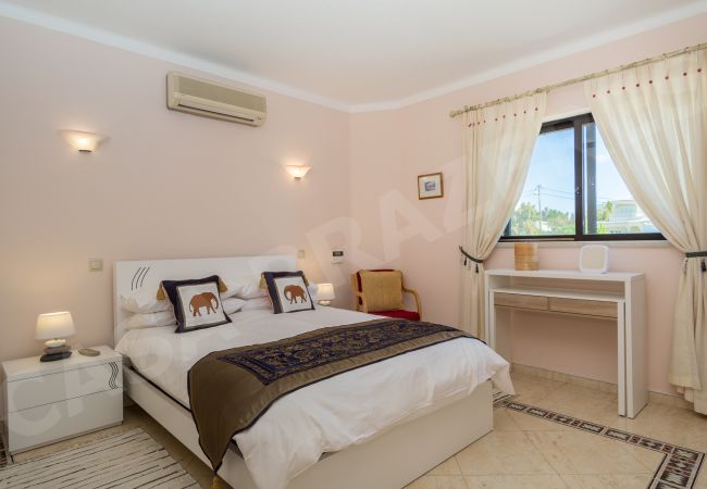 Villa à Carvoeiro - Casa Prazeres | professionally cleaned | 4-bedroom villa | swimming pool | close to Carvoeiro and amenities