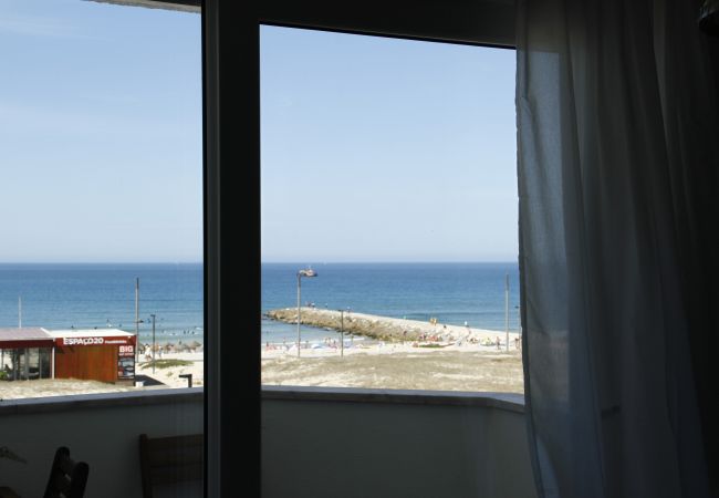 Appartement à Costa de Caparica - Très confortable appartement d'une chambre avec balcon, en face de la plage, à Costa da Caparica.