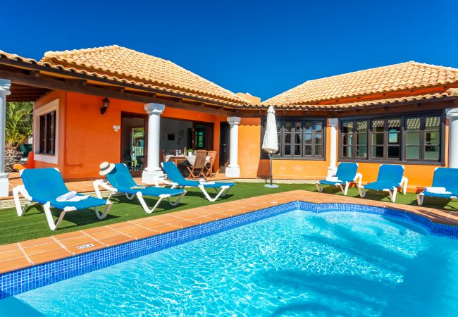 Villa à Corralejo - Villas Barbados Corralejo, avec jardin, piscine privée et terrasse ensoleillée