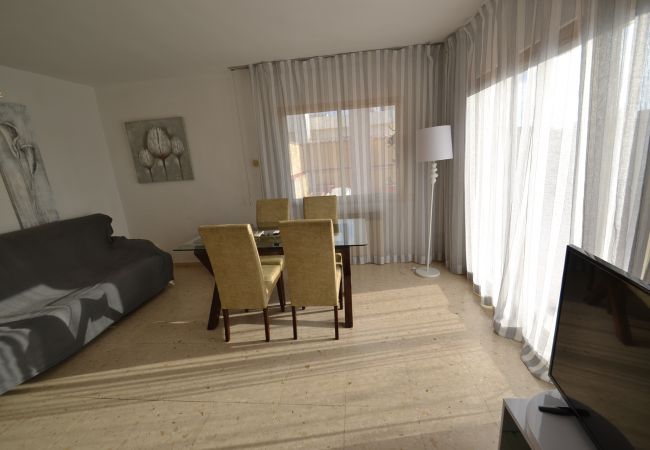 Apartment in Salou - Indasol:Terrace 200m2-bbq-Near beaches-Salou center-Pools-A/C,wifi,linen included