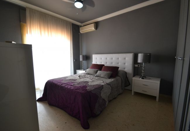 Apartment in Salou - Indasol:Terrace 200m2-bbq-Near beaches-Salou center-Pools-A/C,wifi,linen included