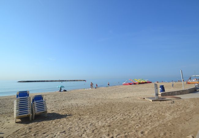 Apartment in Cambrils - Pins i Mar:Terrace-In front of Cambrils beach-Wifi,A/C,satellite,linen included