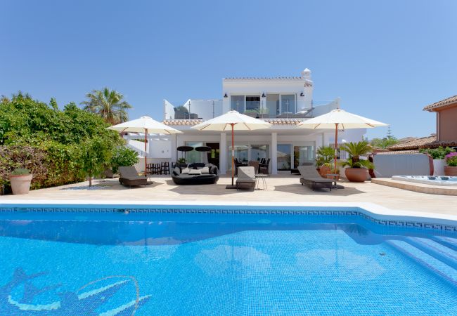 Villa/Dettached house in Marbella - El Rosario Marbella - Luxury 6 bed/bath villa, private pool, jacuzzi