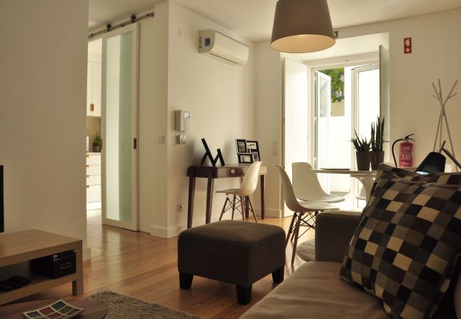 Apartment in Lisbon - Comfortable, fully air-conditioned apartment with outdoor patio. For 4 people.