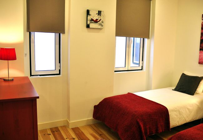 Apartment in Lisbon - Comfortable and stylish apartment, fully equipped, with three bedrooms, near the center of Lisbon.